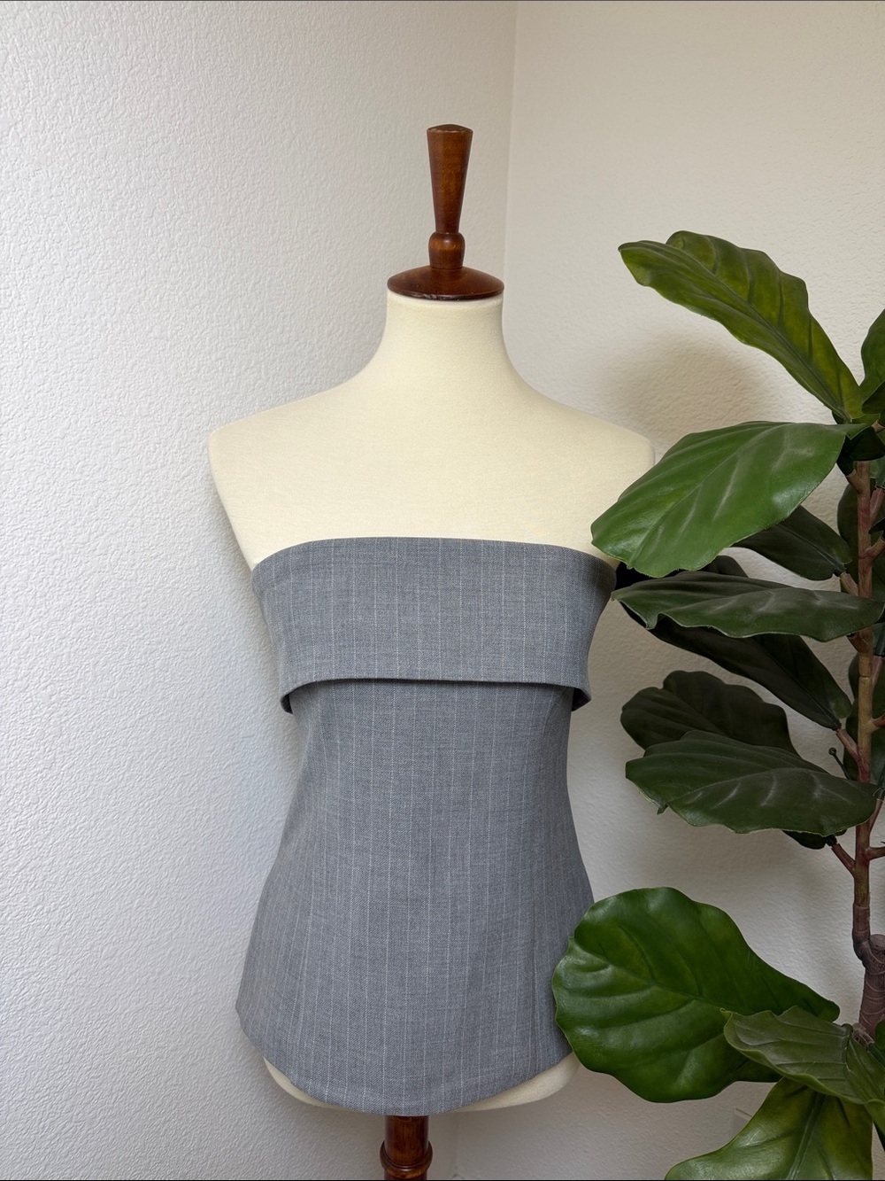 NWT Aritzia Babaton Strapless Gray Pinstripe Tube Top - Picture 3 of 8